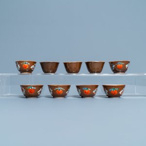 Sixteen Chinese famille rose capucin-ground cups and saucers, Qianlong — 照片 7