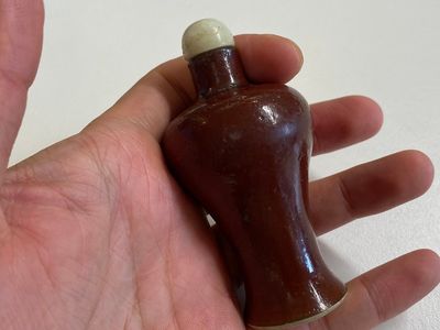 Sixteen Chinese polychrome porcelain snuff bottles and miniature vases, 18/20th C. — photo 42