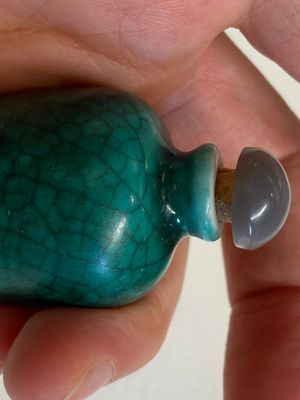 Sixteen Chinese polychrome porcelain snuff bottles and miniature vases, 18/20th C. — photo 72