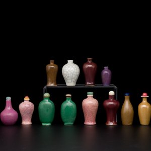 Sixteen Chinese polychrome porcelain snuff bottles and miniature vases, 18/20th C. — photo 2