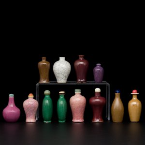 Sixteen Chinese polychrome porcelain snuff bottles and miniature vases, 18/20th C. — photo 4