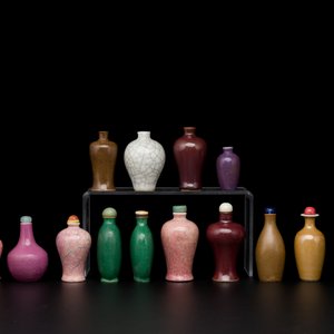 Sixteen Chinese polychrome porcelain snuff bottles and miniature vases, 18/20th C. — photo 5
