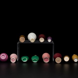 Sixteen Chinese polychrome porcelain snuff bottles and miniature vases, 18/20th C. — photo 7