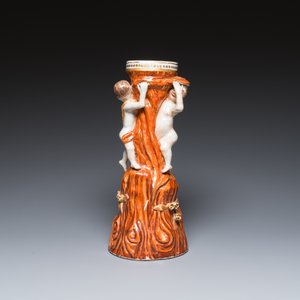 Socle en porcelaine de Chine figurant deux garçons sur fond en faux-bois, Qianlong — photo 4