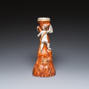 Socle en porcelaine de Chine figurant deux garçons sur fond en faux-bois, Qianlong — photo 5