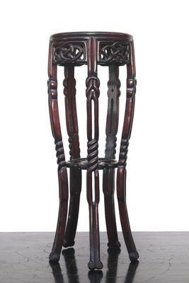Sokkel in gesculpteerd rood hardhout, China, ca. 1900