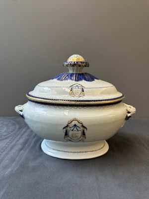 Soupière couverte monogrammée en porcelaine de Chine en émaux bleu à décor doré, Qianlong — photo 1