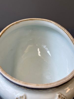 Soupière couverte monogrammée en porcelaine de Chine en émaux bleu à décor doré, Qianlong — photo 9
