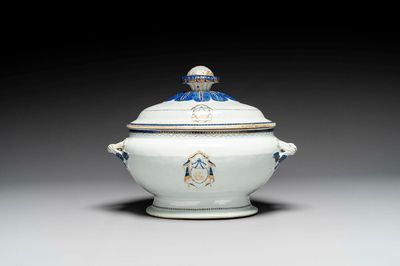 Soupière couverte monogrammée en porcelaine de Chine en émaux bleu à décor doré, Qianlong