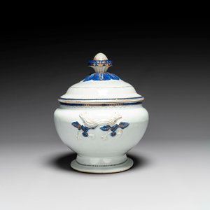 Soupière couverte monogrammée en porcelaine de Chine en émaux bleu à décor doré, Qianlong — photo 2