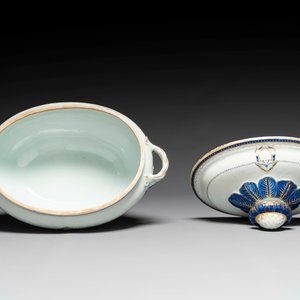 Soupière couverte monogrammée en porcelaine de Chine en émaux bleu à décor doré, Qianlong — photo 5