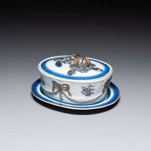 Soupière couverte sur son support en porcelaine de Chine en bleu et blanc aux rehauts en dorure pour le marché suédois, Jiaqing — photo 1