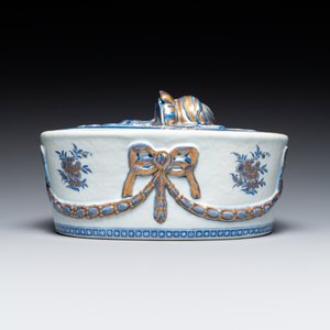 Soupière couverte sur son support en porcelaine de Chine en bleu et blanc aux rehauts en dorure pour le marché suédois, Jiaqing — photo 3