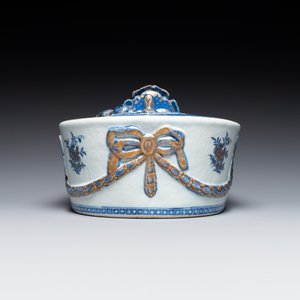 Soupière couverte sur son support en porcelaine de Chine en bleu et blanc aux rehauts en dorure pour le marché suédois, Jiaqing — photo 4