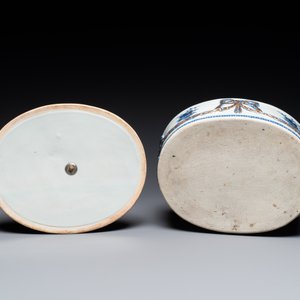 Soupière couverte sur son support en porcelaine de Chine en bleu et blanc aux rehauts en dorure pour le marché suédois, Jiaqing — photo 8