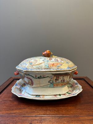 Soupière couverte sur son support en porcelaine de Chine famille rose de Canton à décor mandarin, Qianlong — photo 3