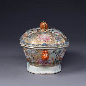 Soupière couverte sur son support en porcelaine de Chine famille rose de Canton à décor mandarin, Qianlong — photo 3
