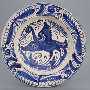 Spaans bord met  kraanvogel, Puente del Arzobispo, 1575-1600 — foto 1