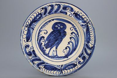 Spaans bord met uil, Puente del Arzobispo, 1575-1600