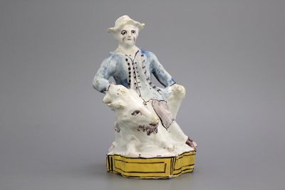Statue en faïence de Bruxelles, avec un 'Chevalier du Bouc', 18e