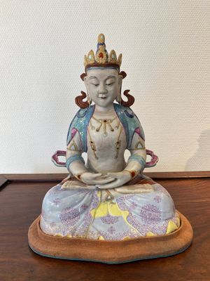 Statuette de Bouddha Amitayus en porcelaine de Chine famille rose sur socle, 19/20ème — photo 1