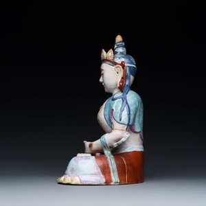 Statuette de Bouddha Amitayus en porcelaine de Chine famille rose sur socle, 19/20ème — photo 4