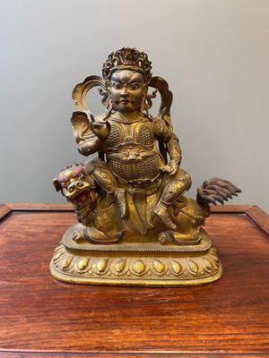 Statuette de Vaishravana sur son lion bouddhiste en bronze doré, Sino-Tibet, probablement 17ème — photo 1