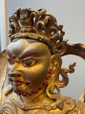 Statuette de Vaishravana sur son lion bouddhiste en bronze doré, Sino-Tibet, probablement 17ème — photo 20