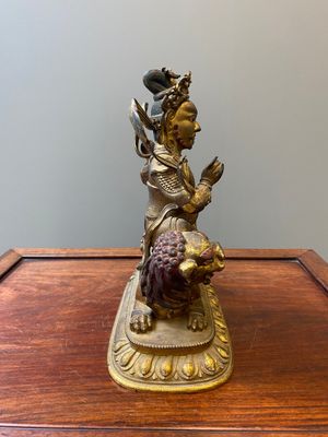 Statuette de Vaishravana sur son lion bouddhiste en bronze doré, Sino-Tibet, probablement 17ème — photo 2