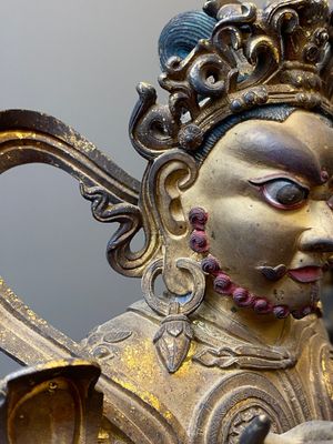 Statuette de Vaishravana sur son lion bouddhiste en bronze doré, Sino-Tibet, probablement 17ème — photo 21