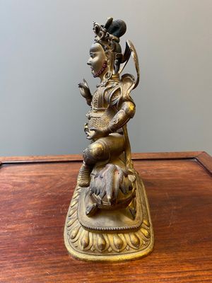 Statuette de Vaishravana sur son lion bouddhiste en bronze doré, Sino-Tibet, probablement 17ème — photo 4