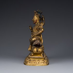 Statuette de Vaishravana sur son lion bouddhiste en bronze doré, Sino-Tibet, probablement 17ème — photo 3