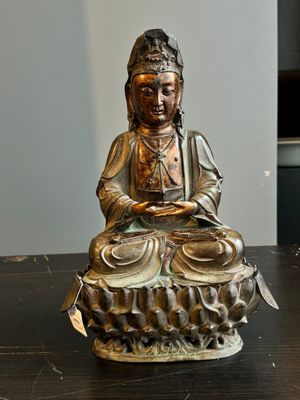 Statuette d'un Bodhisattva sur trône de lotus en bronze partiellement laqué et doré, Chine, Ming — photo 1
