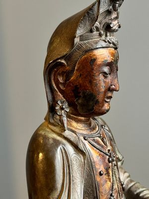 Statuette d'un Bodhisattva sur trône de lotus en bronze partiellement laqué et doré, Chine, Ming — photo 11