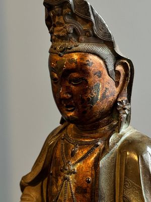 Statuette d'un Bodhisattva sur trône de lotus en bronze partiellement laqué et doré, Chine, Ming — photo 12