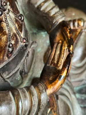 Statuette d'un Bodhisattva sur trône de lotus en bronze partiellement laqué et doré, Chine, Ming — photo 24