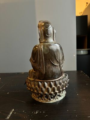 Statuette d'un Bodhisattva sur trône de lotus en bronze partiellement laqué et doré, Chine, Ming — photo 3