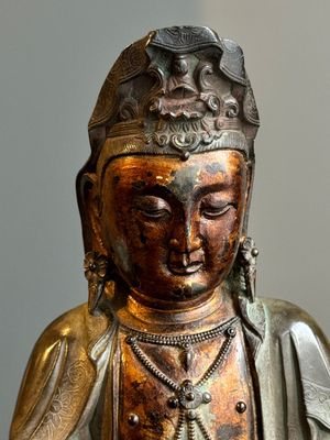 Statuette d'un Bodhisattva sur trône de lotus en bronze partiellement laqué et doré, Chine, Ming — photo 6