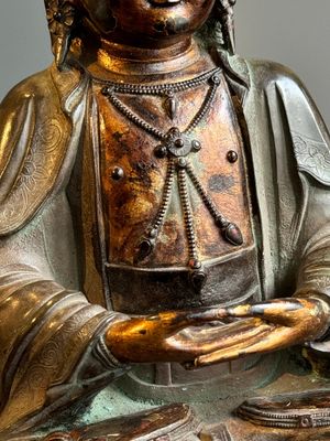 Statuette d'un Bodhisattva sur trône de lotus en bronze partiellement laqué et doré, Chine, Ming — photo 7