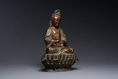 Statuette d'un Bodhisattva sur trône de lotus en bronze partiellement laqué et doré, Chine, Ming