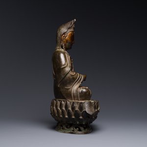 Statuette d'un Bodhisattva sur trône de lotus en bronze partiellement laqué et doré, Chine, Ming — photo 5
