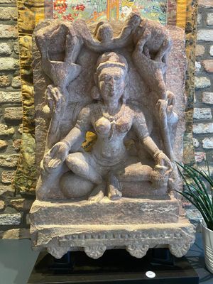 Stèle de Lakshmi en grès rouge, Inde, probablement Rajasthan, 12ème — photo 4