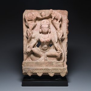 Stèle de Lakshmi en grès rouge, Inde, probablement Rajasthan, 12ème — photo 1