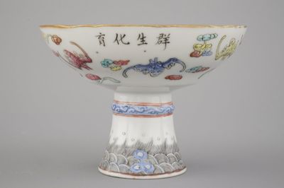 "Stem-cup" en porcelaine de Chine à décor chauves-souris et inscription, 19e