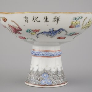 'Stem-cup' in Chinees porselein met vleermuizen en inscriptie, 19e eeuw — foto 1