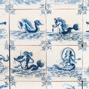 Superbe ensemble de 25 carreaux en faïence de Delft en bleu et blanc à décor de monstres marins, Harlingen, la Frise, 17ème — photo 2