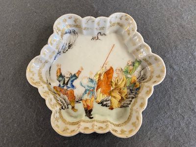 Support de théière en porcelaine de Chine famille rose à décor des 'cinq Luohan', Qianlong — photo 1
