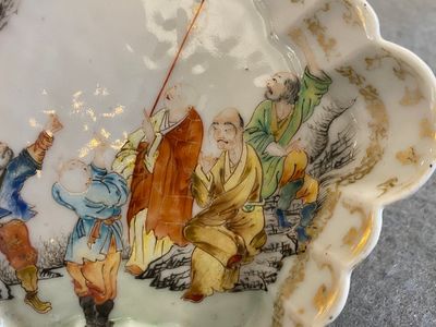 Support de théière en porcelaine de Chine famille rose à décor des 'cinq Luohan', Qianlong — photo 5
