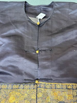 Sur-veste en soie bleu foncée brodée en fil d'or aux motifs du badge de rang à décor d'oies sauvages, 19ème — photo 2
