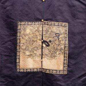 Sur-veste en soie bleu foncée brodée en fil d'or aux motifs du badge de rang à décor d'oies sauvages, 19ème — photo 2